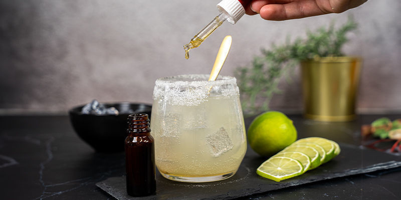 Avslutningsvis är det dags att lägga till den där cannabis-magin genom att droppa i en eller två droppar tinktur i glaset Avslutningsvis är det dags att lägga till den där cannabis-magin genom att droppa i en eller två droppar tinktur i glaset