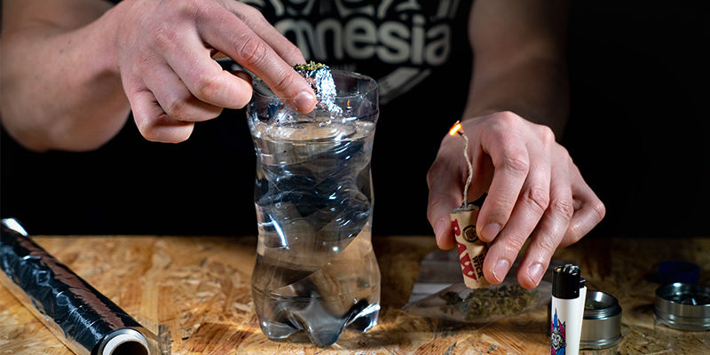 Sänk försiktigt ner bongen i vattnet Gravity bucket bong: Gently submerge the bong into the water