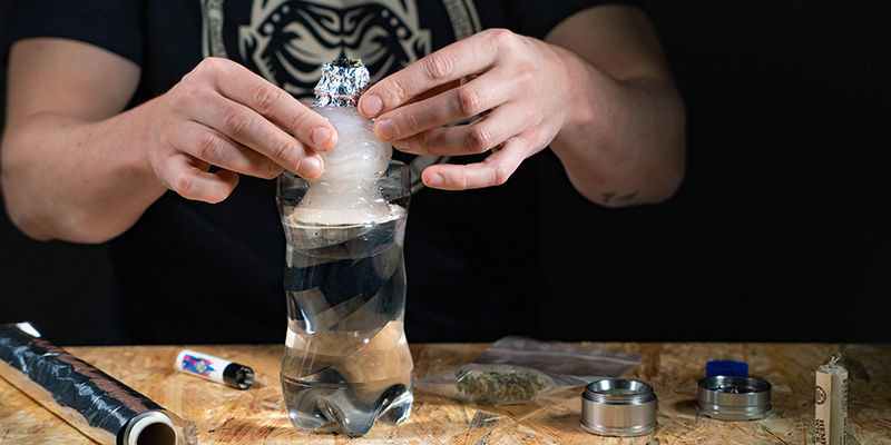 Dra bongen försiktigt uppåt medan du tänder skålen Gravity bucket bong: Gently draw the bong upwards as you light the bowl