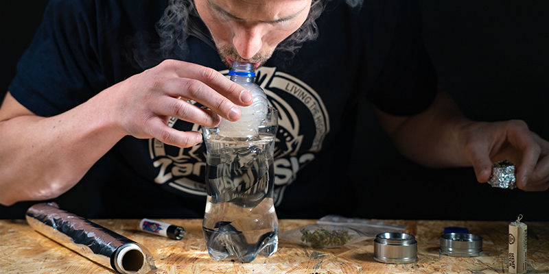 Tryck ner bongen i vattnet Gravity bucket bong: push the bong down into the water