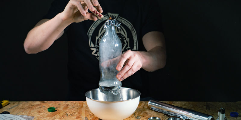 När vattnet har sjunkit under hålet tar du bort aluminiumfolien Waterfall gravity bong: Once the water has dropped beneath the hole, pull the aluminum foil off.