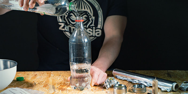 Fyll med vatten och håll för rush hole Vattenfalls-gravity bong: fyll med vatten och håll för rush hole