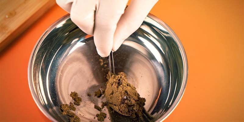 Lägg ditt kief i en skål av rostfritt stål Place Your Kief In A Stainless Steel Bowl