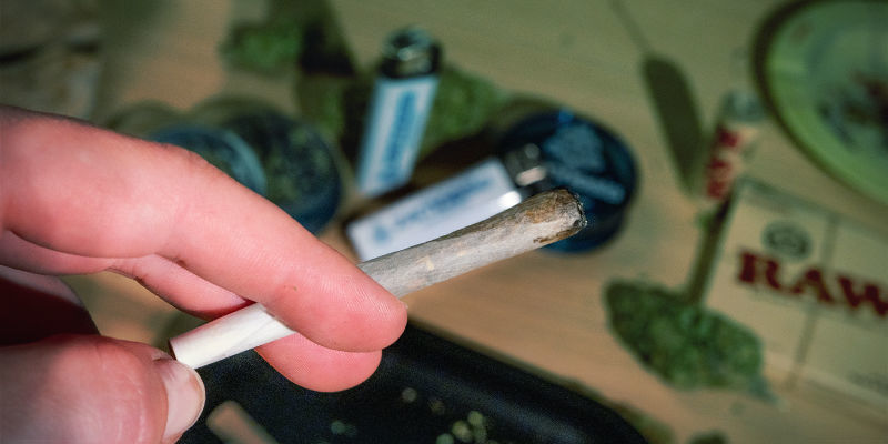 Varför tror folk att det är bättre att hålla inne ett weed-drag? People Think Holding Marijuana Hit Is Better