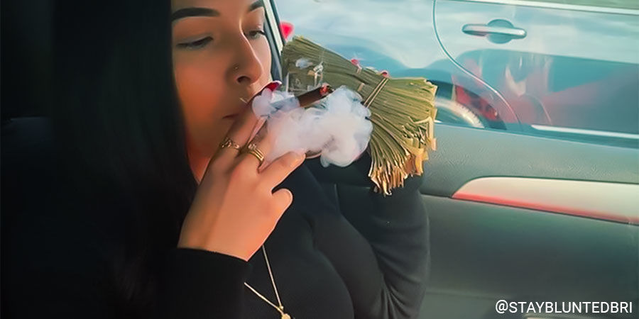 @staybluntbri Topp kvinnliga cannabisinfluencers på Instagram: @staybluntbri