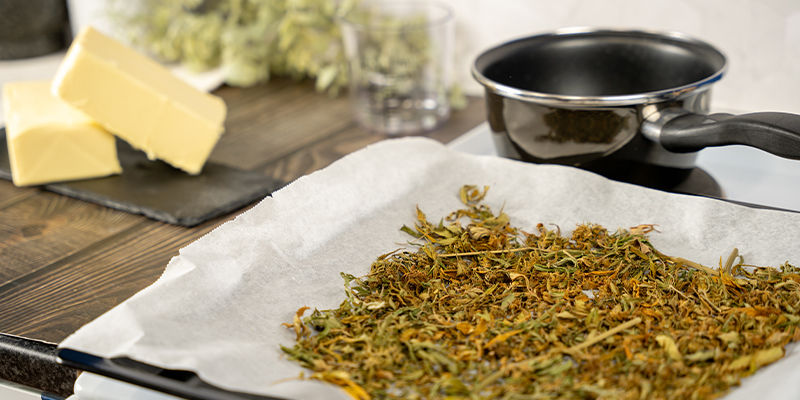 Välj sedan en kastrull som du kan fylla till en tredjedel med din mixade cannabis. Next, choose a cooking pot that you can fill to one-third capacity with your blended cannabis.