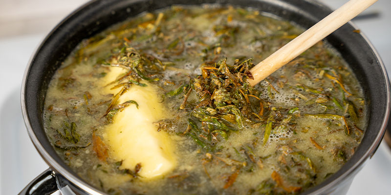 Nu när du har en “soppa” av cannabis och smör i kastrullerna är det dags att börja värma. Now that you have a weed and butter “soup” in your pots, it's time to start heating them up.