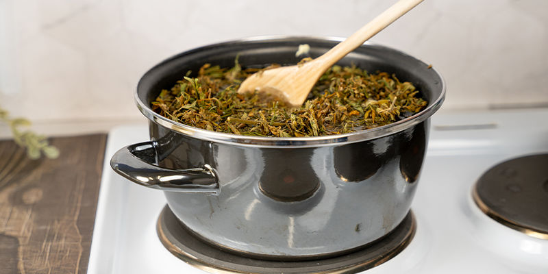 När blandningen sjuder, rör om regelbundet med din träsked och fyll på med hett vatten när den minskat till ungefär hälften av ursprungsvolymen. As you boil the mixture, stir it regularly with your wooden spoon and keep topping it up with hot water when it reduces by half the original volume.