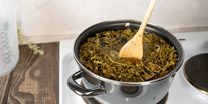 Håll en jämn värme på ditt cannasmör, men låt det inte stormkoka. Keep a consistent heat on your cannabutter, but be sure not to let it come to a full boil.