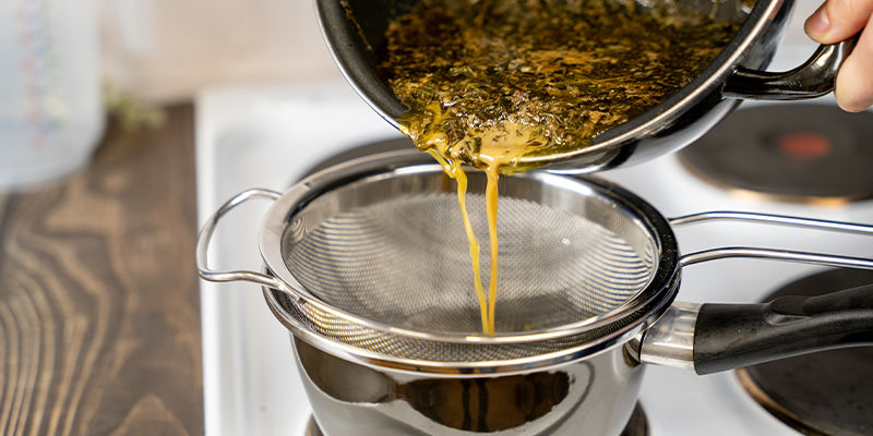 Ta därefter av vätskan från värmen och häll den i en värmetålig behållare genom en sil eller ostduk. After this time, take the liquid off the heat, then pour it into a heat-resistant container using a sieve or cheesecloth.