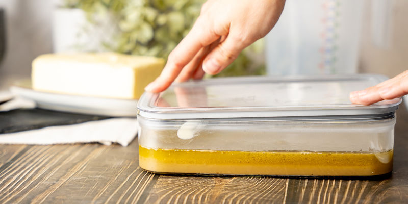 Nu har du en behållare med ett oljelager ovanpå ett lager vatten. You are now left with a container that has a layer of oil on top of a layer of water.