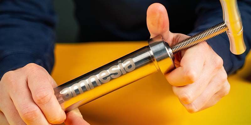 Skruva fast den övre delen med handtaget på pollenpressen Screw the top part with the handle back onto the pollen press
