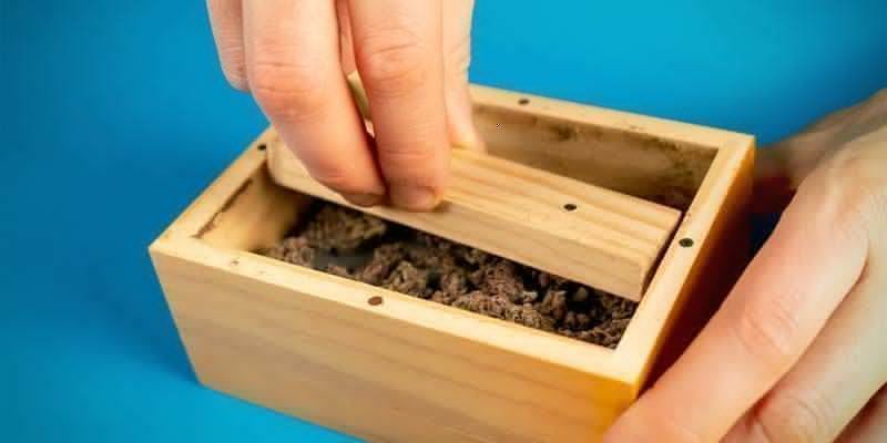 Öppna siktlådan och blanda den nu nersmulade cannabisen ordentligt Öppna siktlådan och blanda den nu nersmulade cannabisen ordentligt