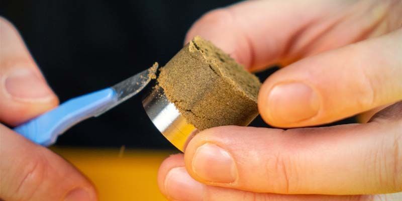 Lossa haschcylindern från pressen separate the hash cylinder from the press