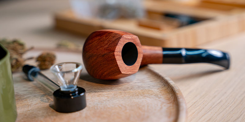 Olika typer av cannabispipor: metall, glas, trä, täljsten DIFFERENT TYPES OF CANNABIS PIPES: METAL, GLASS, WOOD, SOAPSTONE
