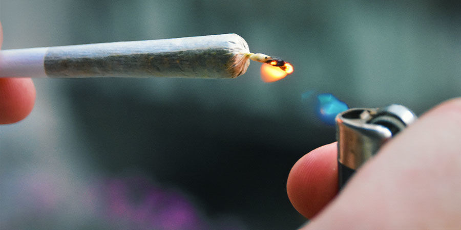 Var extra uppmärksam när du tänder en joint, pipa eller bong Så upptäcker du föroreningar i cannabis: Var extra uppmärksam när du tänder en joint, pipa eller bong
