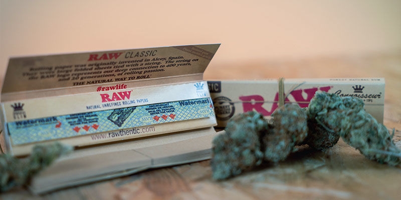 RAW Connoisseur Rolling Papers King Size + Tips RAW Connoisseur Rolling Papers King Size + Tips