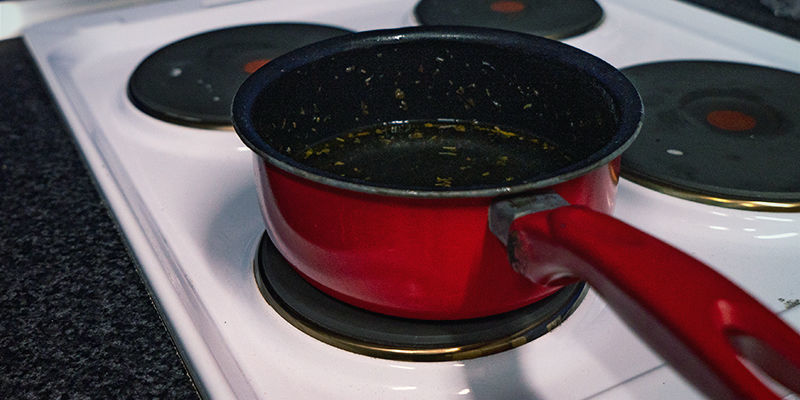 Lägg vatten, vinäger, salt, socker och senapsfrön i en stor kastrull Lägg vatten, vinäger, salt, socker och senapsfrön i en stor kastrull