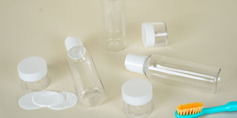 Våtsservetter, torrschampo och andra toalettartiklar Baby wipes, dry shampoo & other toiletries