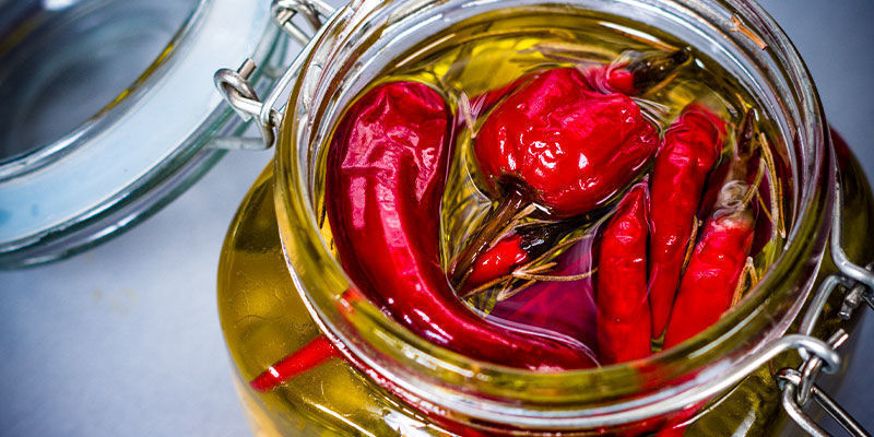 Göra chilolja: Så enkelt är det Making chilli oil: As easy as that