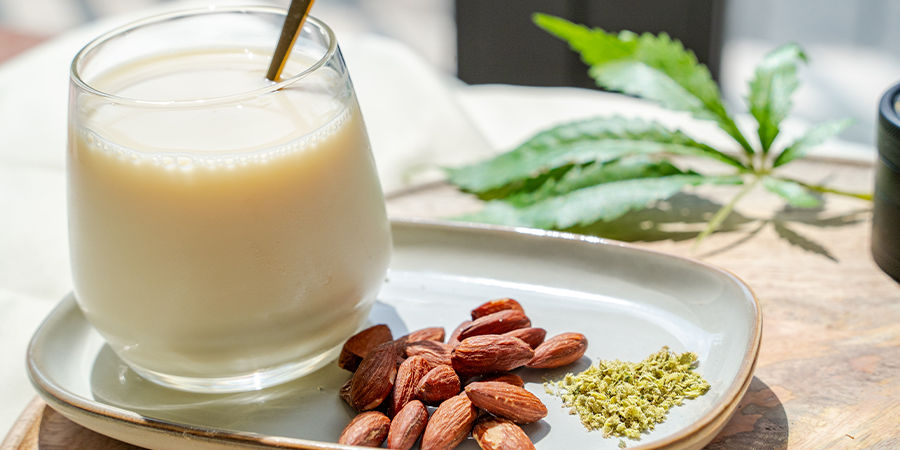 Recept på vegansk cannabis-mandelmjölk