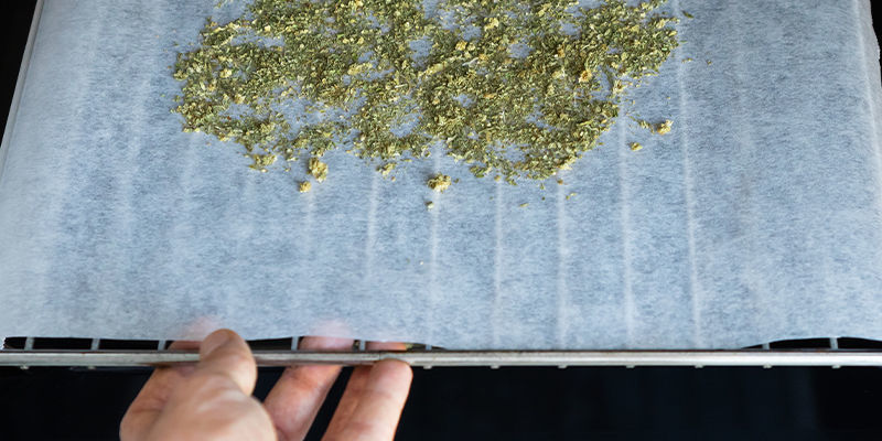 Baka cannabis i ugnen Baking weed in the oven