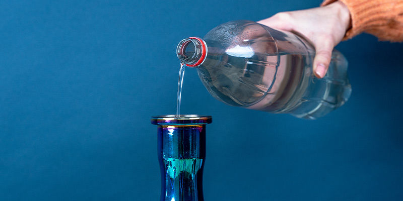 Häll vatten i basen 2. Pour Water Into The Base
