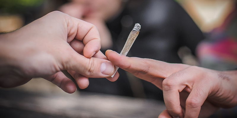 Skillnaden mellan att röka en joint och en cigarett The difference between smoking a joint and a cigarette