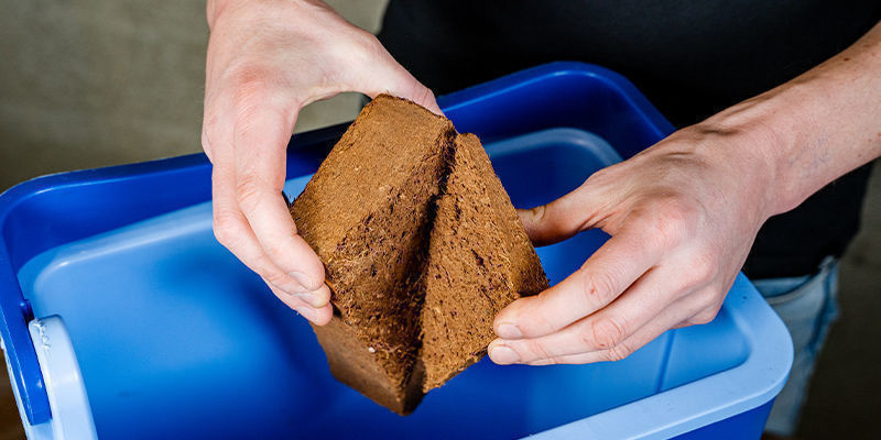 Lägg kokosfiber i hinken Place the coco coir in the bucket
