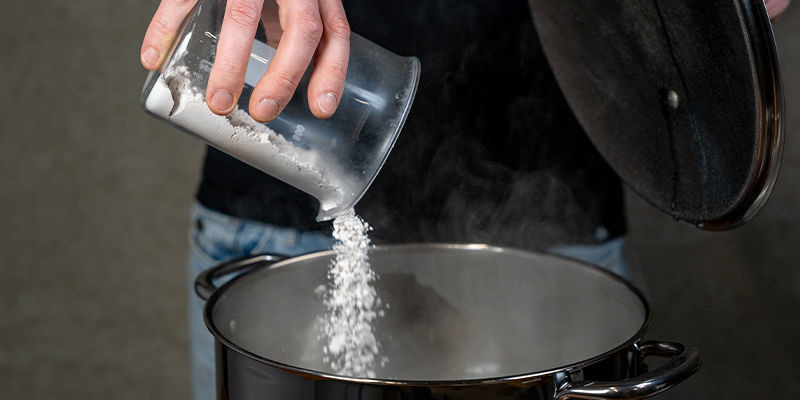 Koka upp cirka 2,5 liter vatten Boil around 2.5 litres of water
