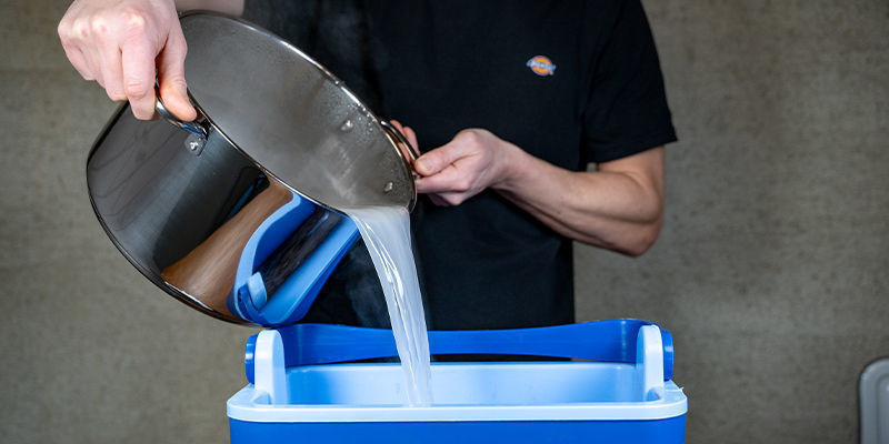 När vattnet har kokat och gipsen är tillsatt kan du hälla det över kokosfibern och vermikuliten i hinken Now, once the water is boiled and the gypsum is added, you can pour it over the coco coir and vermiculite in the bucket