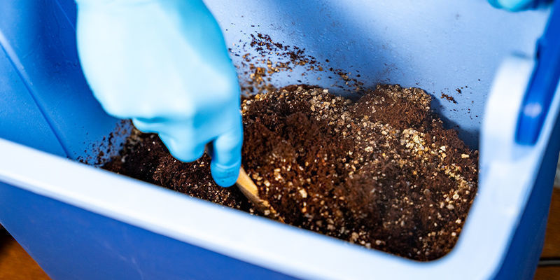 Efter 90 minuter tar du av locket och rör om för att separera kokosfibern After 90 minutes, remove the lid and stir the contents to break up the coco coir
