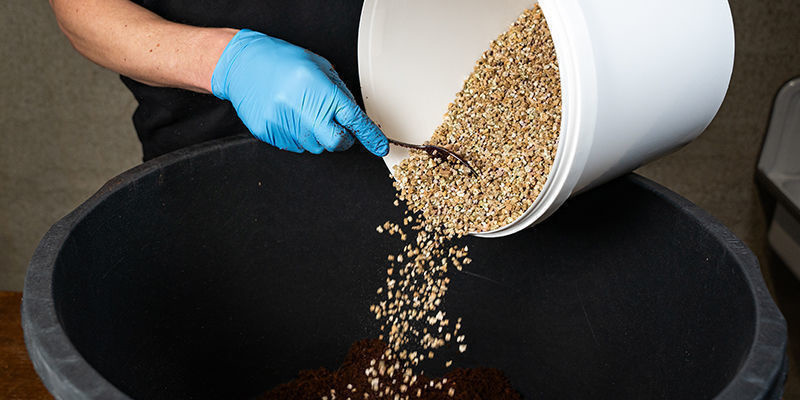Töm torvmossa och vermikulit i din blandningsskål eller behållare Empty Your Peat Moss And Vermiculite Into Your Mixing Bowl Or Container