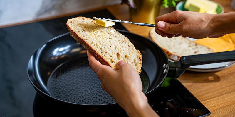 Förvärm stekpannan på låg–medelhög värme Förvärm stekpannan på låg–medelhög värme