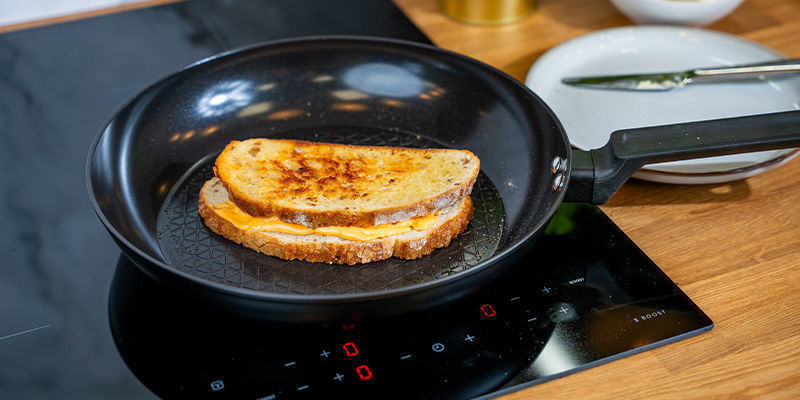 Lägg på den andra brödskivan med cannabutter-sidan mot osten Lägg på den andra brödskivan med cannabutter-sidan mot osten