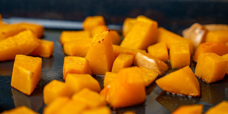 Rosta butternutpumpan i ugnen på 180°C tills den är mjuk, och ställ sedan åt sidan Roast The Butternut Squash At 180ºc In The Oven Until Tender, Then Set Aside