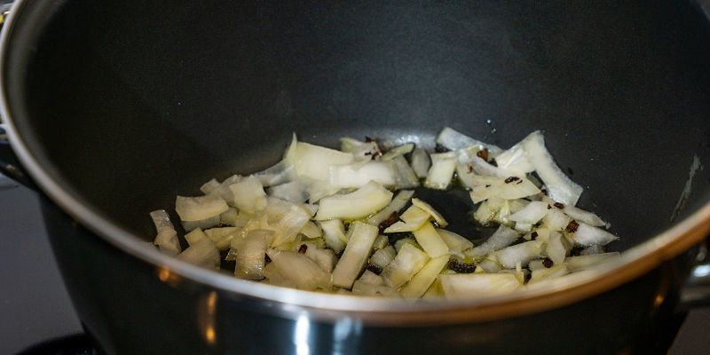 Fräs sedan lök och svamp i lite vanligt smör eller olivolja tills de mjuknar. Tillsätt vitlöken och låt den fräsa i cirka 1 minut till Fräs sedan lök och svamp i lite vanligt smör eller olivolja tills de mjuknar. Tillsätt vitlöken och låt den fräsa i cirka 1 minut till