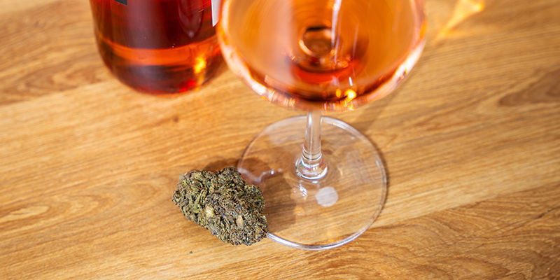Hur du kombinerar cannabis med vin Hur du kombinerar cannabis med vin