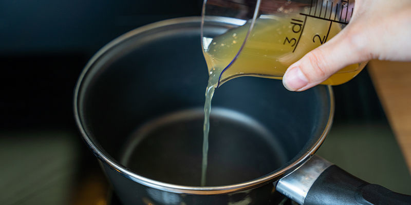 I en kastrull, blanda fruktjuice, socker (eller honung) och neutral gelatin eller agar-agar In A Saucepan, Combine Fruit Juice, Sugar (Or Honey), And Unflavoured Gelatine Or Agar-Agar