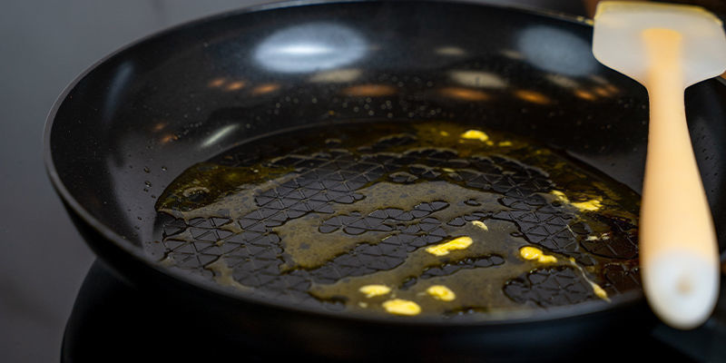 Smält 1–2 msk cannabutter i en medelstor non-stick-stekpanna på medelhög värme. Smält 1–2 msk cannabutter i en medelstor non-stick-stekpanna på medelhög värme.