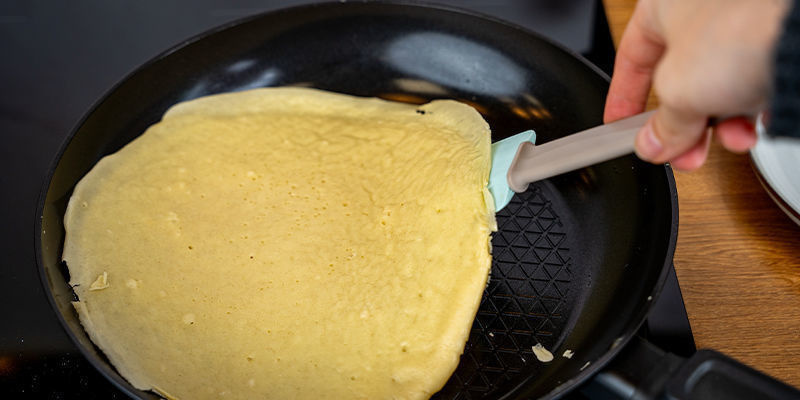 Värm en non-stick-panna på medelvärme och smörj den lätt. Heat A Non-Stick Pan Over Medium Heat And Lightly Grease It.