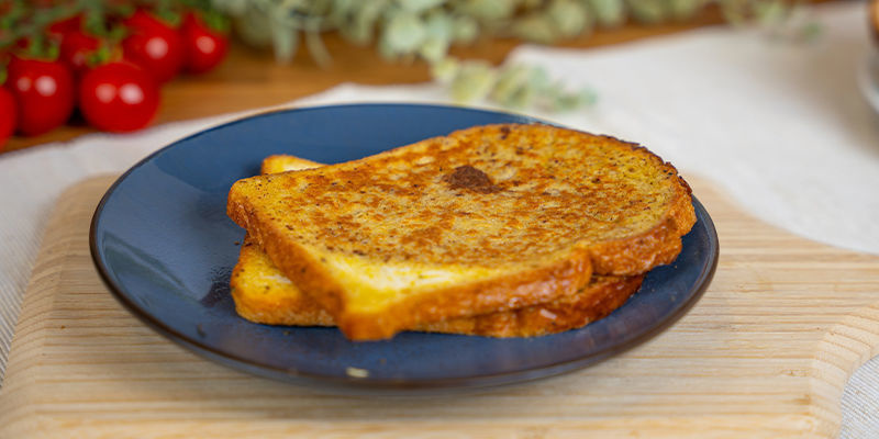 Stapla de färdiga toasten på en tallrik. Stapla de färdiga toasten på en tallrik.