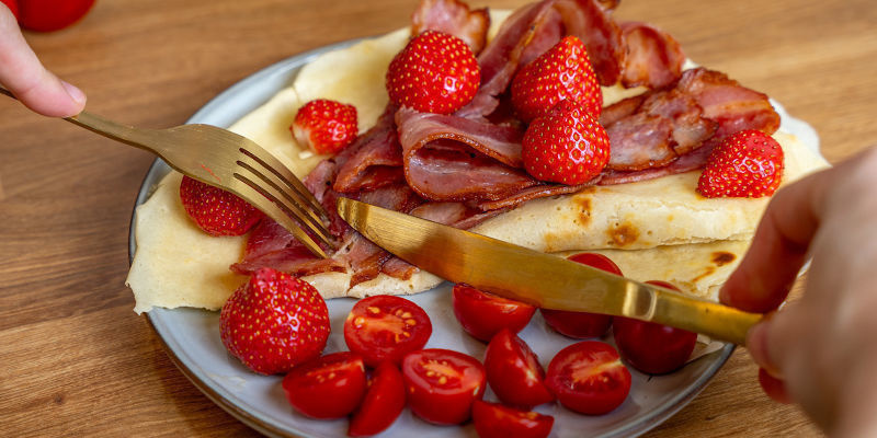 Toppa pannkakorna med sirap, färsk frukt eller knaperstekt bacon Top Your Pancakes With Syrup, Fresh Fruit, Or A Side Of Crispy Bacon