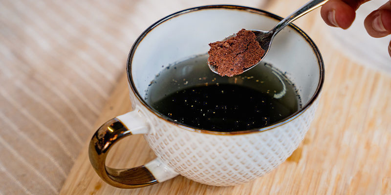 10. Blanda kakaobönspastan i teet 10. Mix The Cacao Bean Paste Into Your Tea
