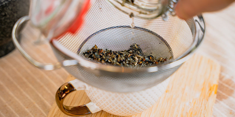 5. Sila teet på svamp/tryffel 5. Strain The Mushroom/Truffle Tea