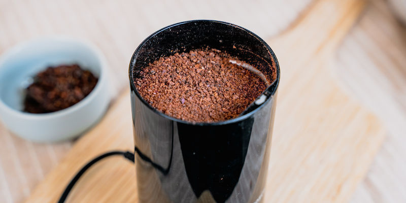 8. Lägg de skalade bönorna i en kaffekvarn 8. Place The Peeled Beans Into A Coffee Grinder