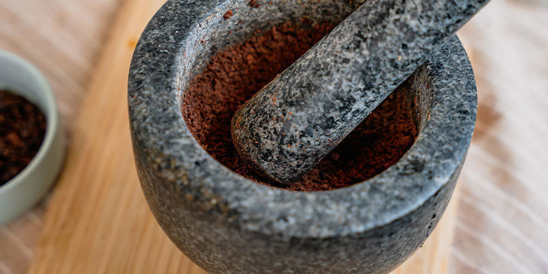 9. Lägg pulvret i en mortel 9. Put The Powder Into A Mortar