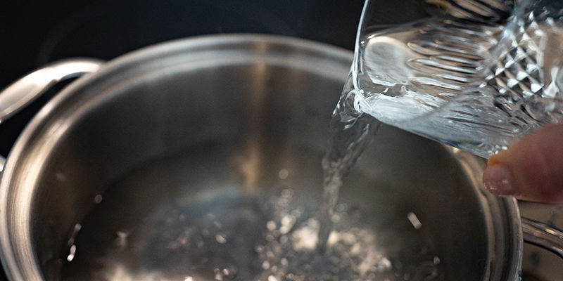 Häll 3 koppar vatten i en kastrull och koka upp Put 3 Cups Of Water Into A Pan And Bring It To Boil