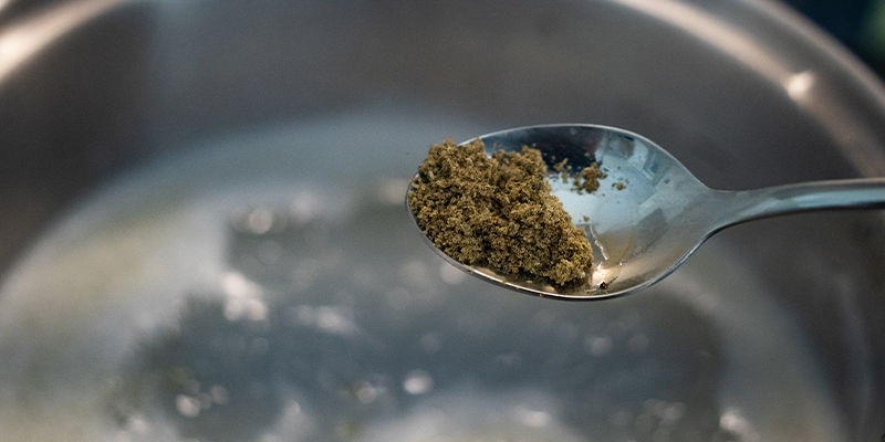 Tillsätt cannabisen i blandningen Add The Weed Into The Mixture