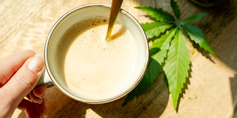 När kaffet är klart, använd en stavmixer så att oljan blandas ordentligt med kaffet Once The Coffee Is Made, Use A Kitchen Immersion Blender To Help The Oil Mix Thoroughly With The Coffee